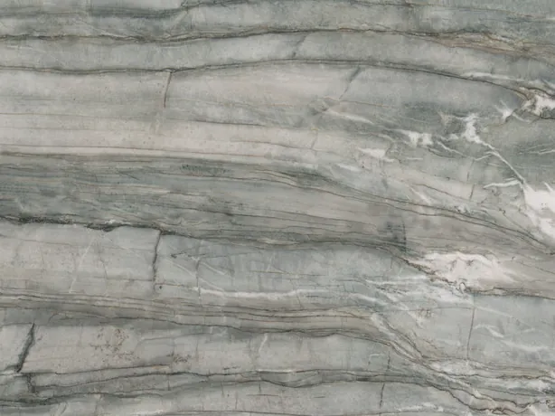 Detalle de la Cuarcita Cristallo Tiffany: bandas de gris oscuro y vetas blancas finas sobre el verde salvia