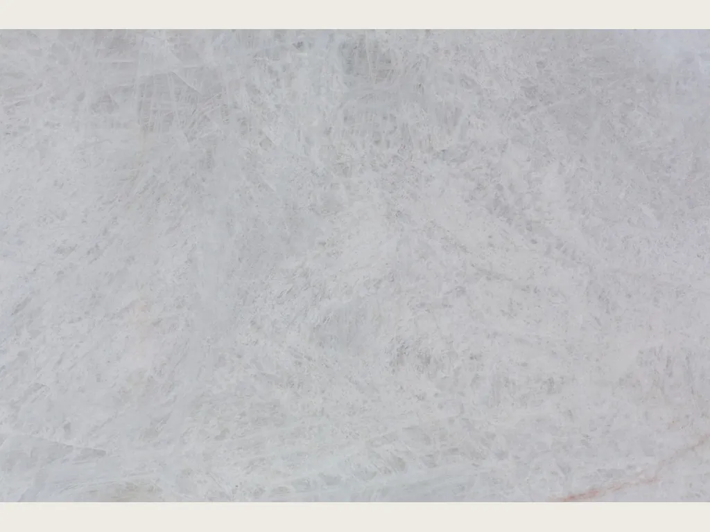 Placa de cuarcita gris Cristallo: gris perla muy claro con nubes suaves y pulido brillante