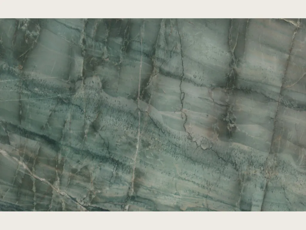 Placa de cuarcita verde da Vinci: fondo verde grisáceo con vetas oscuras verticales y bandas claras horizontales