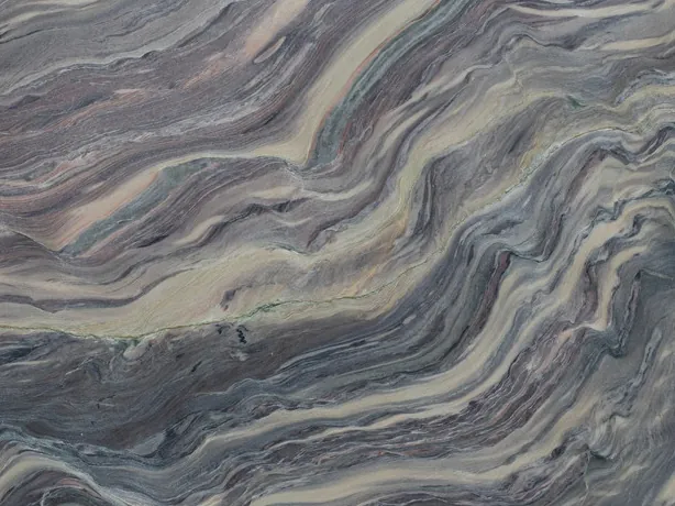 Detalle de la Cuarcita Explosion Blue: bandas crema y gris azuladas apretadas, con brillo de pulido