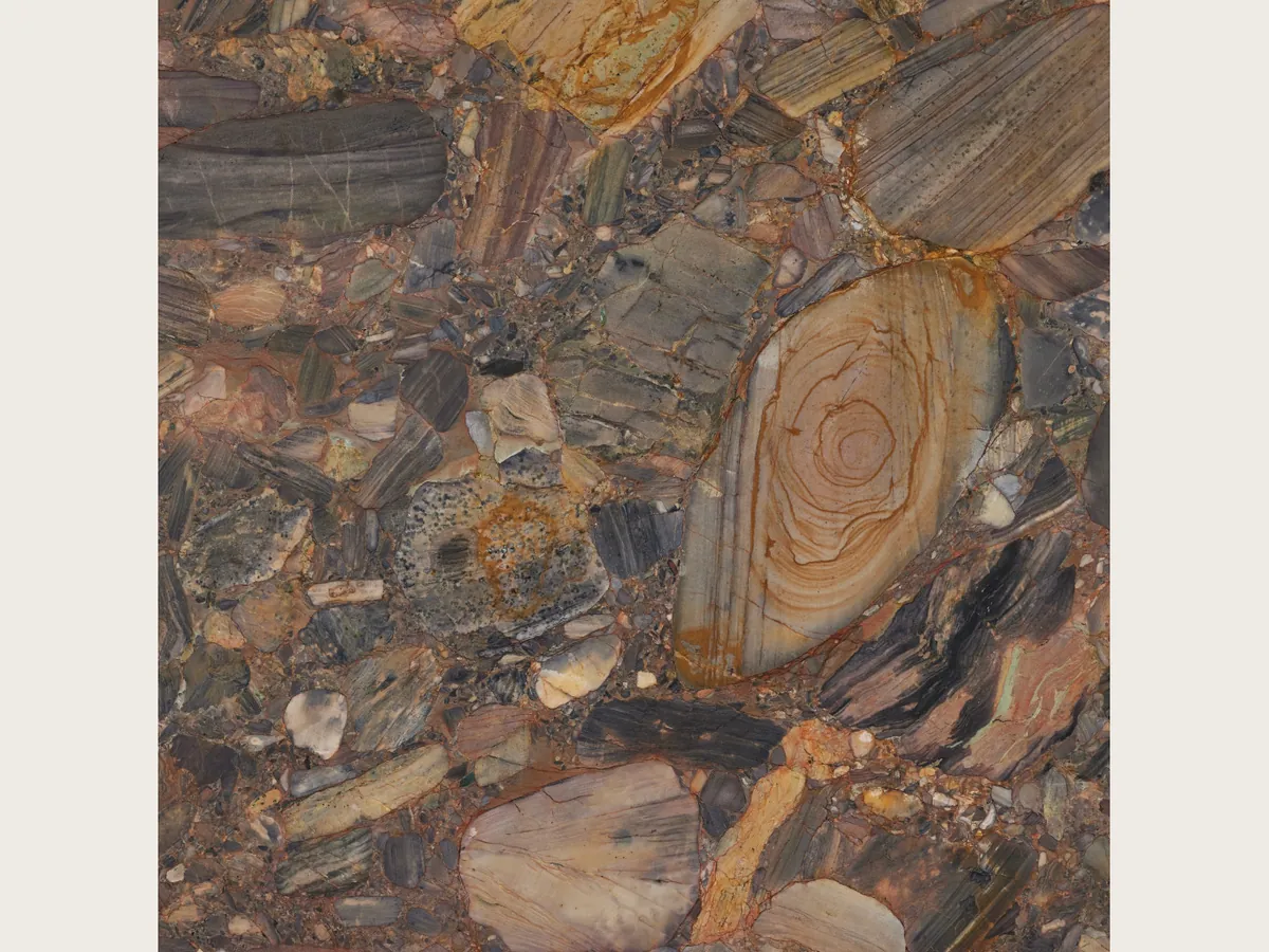 Placa de cuarcita marrón Four Seasons: mosaico de cantos rodados marrones, grises y ocre con un canto anillado