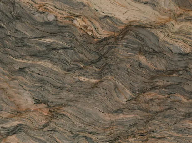 Detalle de la Cuarcita Fusion: capas ocre y gris verdoso con el brillo del pulido