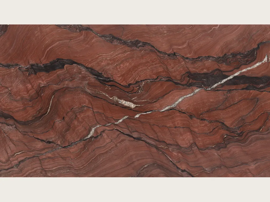 Placa de cuarcita roja Fusion Red: rojo ladrillo con ondas marrón oscuro horizontales y una veta blanca fina