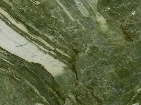 Placa de Cuarcita Green Prairie: verde musgo intenso con franjas blanco verdosas en diagonal y red fina de vetas claras