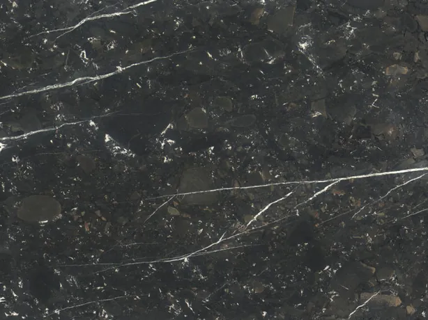 Detalle de la Cuarcita Infinity Brown: vetas finas en diagonal y puntos blancos sobre lo oscuro