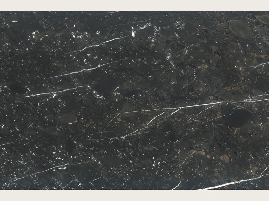 Placa de cuarcita negra Infinity Brown: fondo casi negro con finas vetas blancas en diagonal y pequeños puntos blancos
