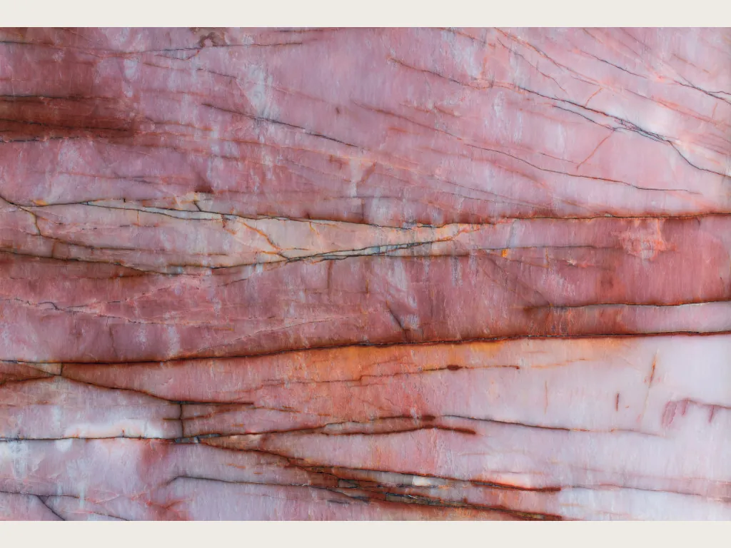 Placa de cuarcita rosa Juliet: fondo rosa y blanco con vetas horizontales rojo óxido y naranja