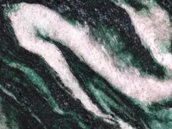 Placa de Cuarcita Lapponia Green: fondo verde esmeralda oscuro y negro con grandes ondas blanco rosado en diagonal