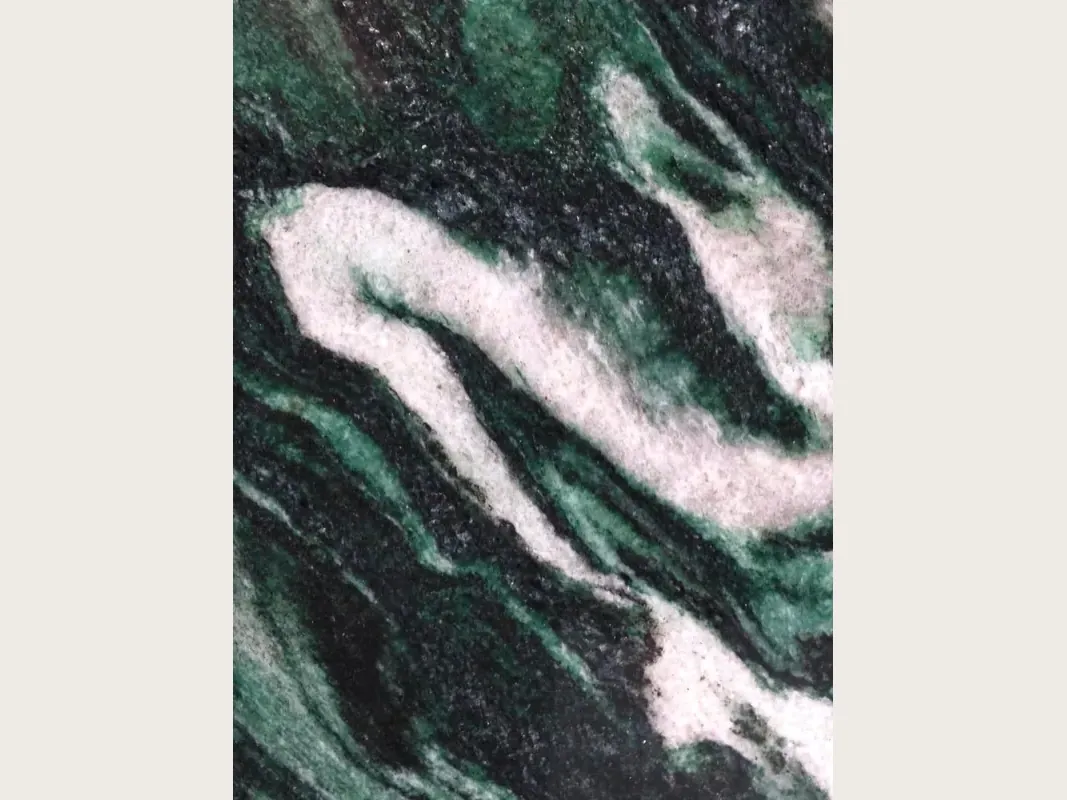 Placa de cuarcita verde Lapponia Green: fondo verde esmeralda oscuro y negro con grandes ondas blanco rosado en diagonal