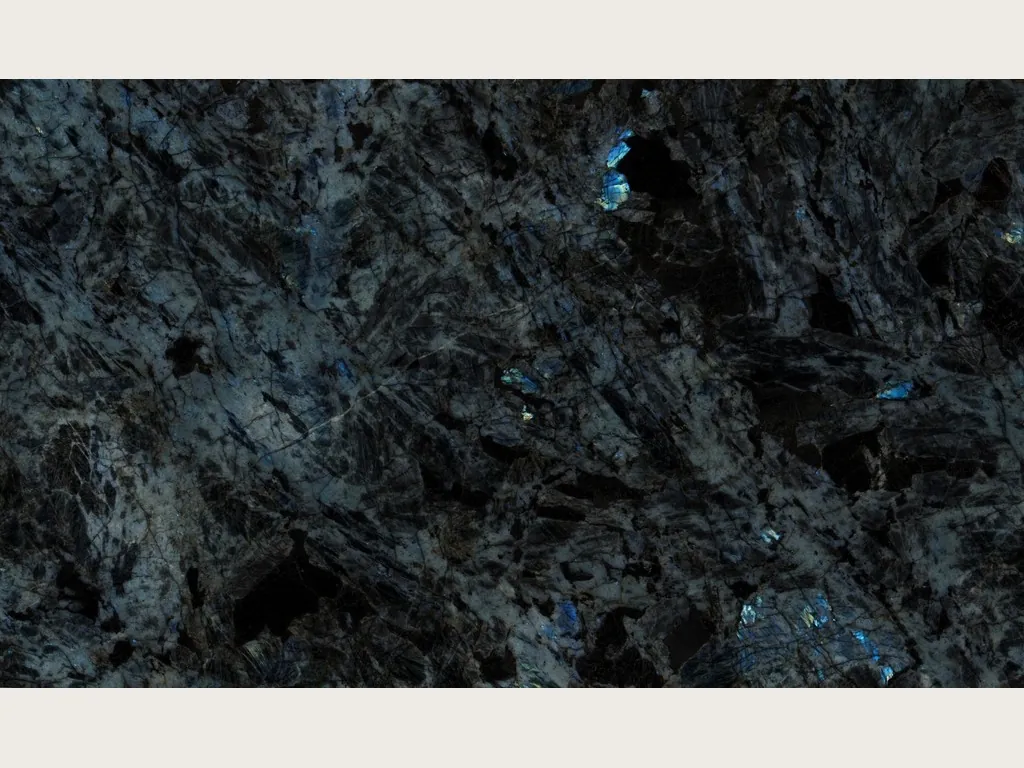 Placa de cuarcita negra Lemurian: fondo negro azulado con cristales grandes y destellos de azul iridiscente