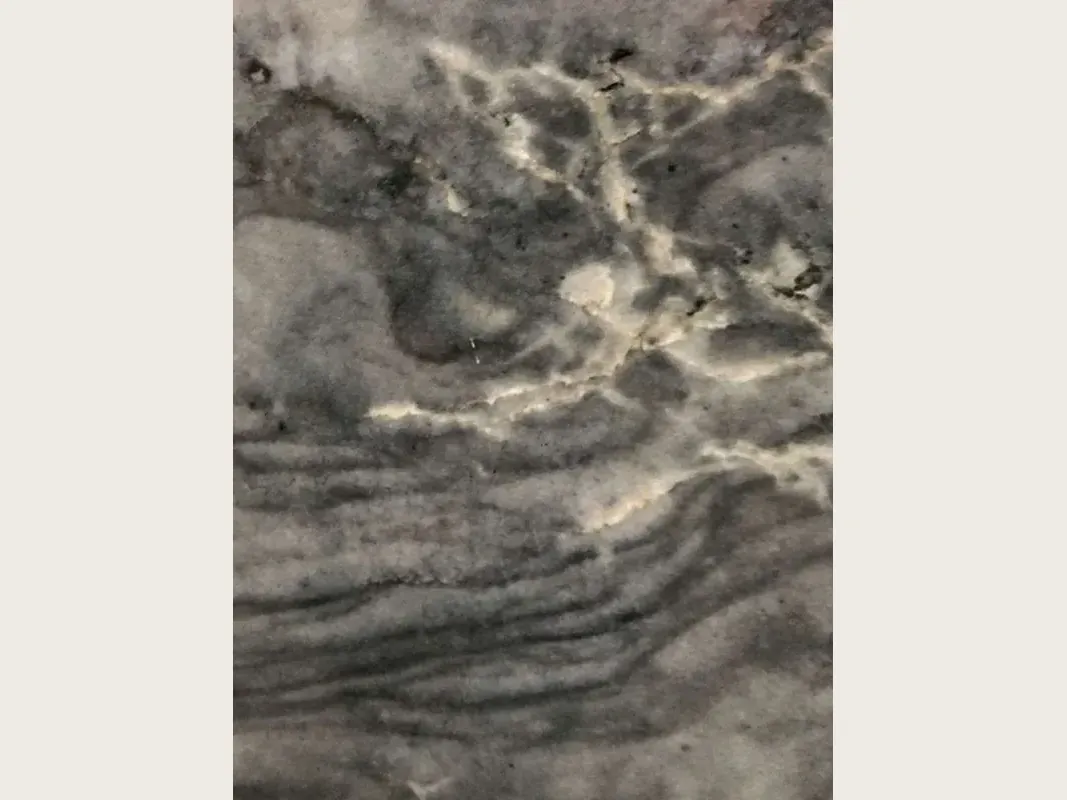 Placa de cuarcita gris London Grey: gris carbón con red de vetas crema y bandas oscuras onduladas