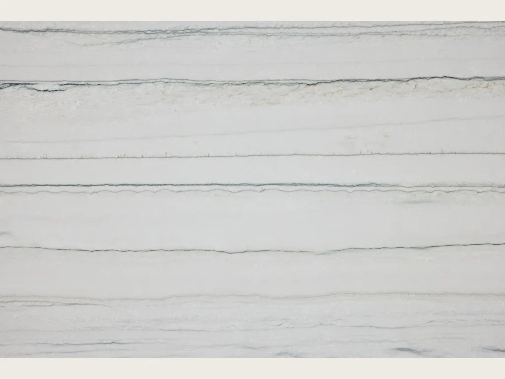 Placa de cuarcita blanca Macaubas: fondo blanco gris azulado con líneas finas gris oscuro casi horizontales (otra placa)
