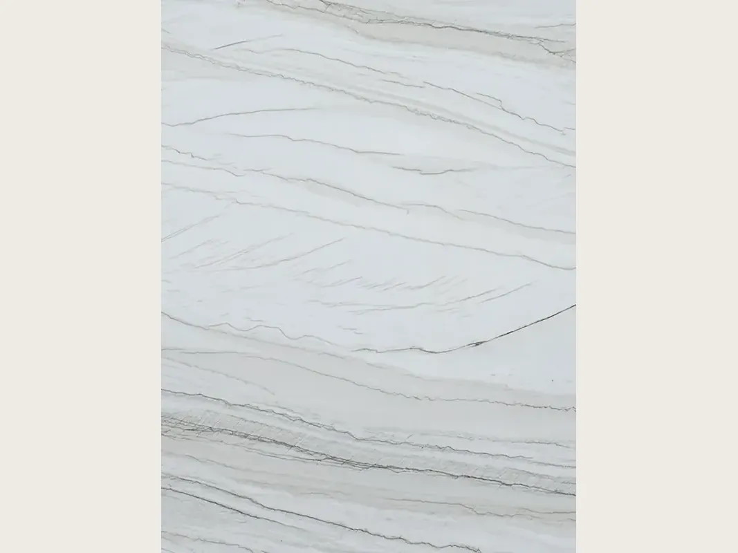 Placa de cuarcita blanca Macaubas: fondo blanco gris azulado con líneas finas gris oscuro casi horizontales