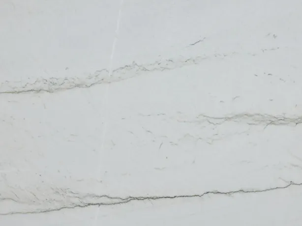 Detalle de la cuarcita blanca Mont Blanc: líneas grises muy finas sobre el blanco, con el brillo del pulido