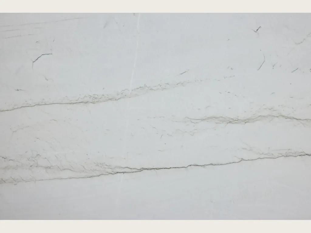 Placa de cuarcita blanca Mont Blanc: fondo blanco grisáceo con dos o tres líneas grises muy finas en horizontal