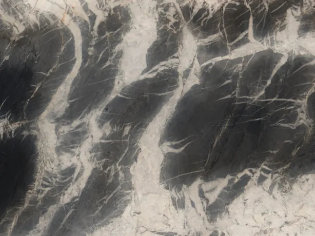 Detalle de la cuarcita negra Ocean Storm: trazos negros con borde marrón sobre el crema