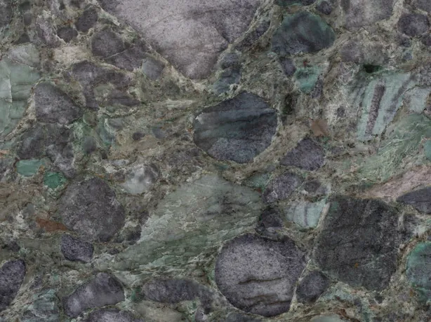 Detalle de la placa de Palladium Green: clastos redondeados gris violáceo y matriz verde de cerca