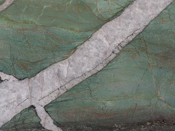 Detalle de la cuarcita verde Patagonia Green: vetas gris lila y líneas marrones sobre el verde jade pulido