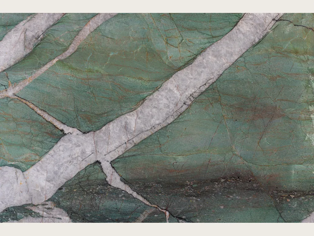 Placa de cuarcita verde Patagonia Green: fondo verde jade con vetas anchas gris lila cruzadas y líneas marrones finas