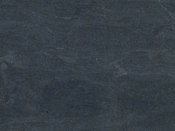 Detalle de la Pietra del Cardoso: superficie mate lisa en gris pizarra oscuro