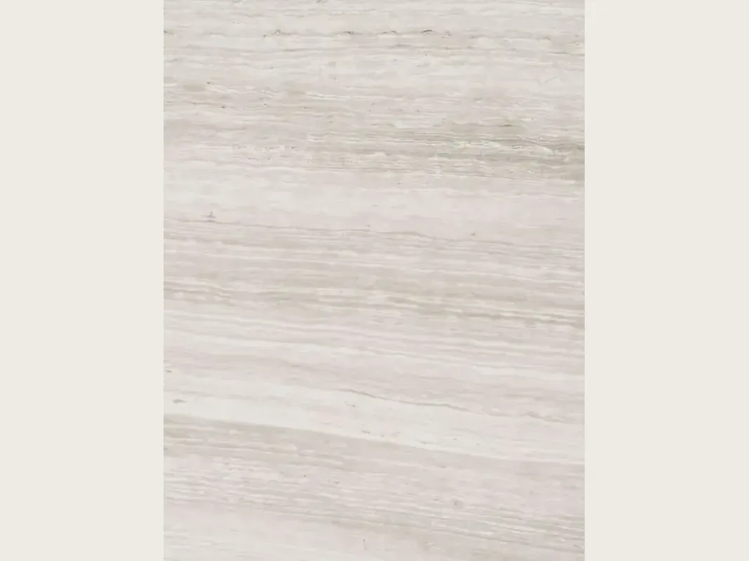 Placa de cuarcita blanca Silk Georgette: rayado fino horizontal beige y gris sobre fondo blanco cálido, en acabado pulido.