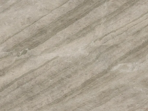 Detalle de la Cuarcita Sky Pearl: bandas densas gris oscuro con el brillo del pulido