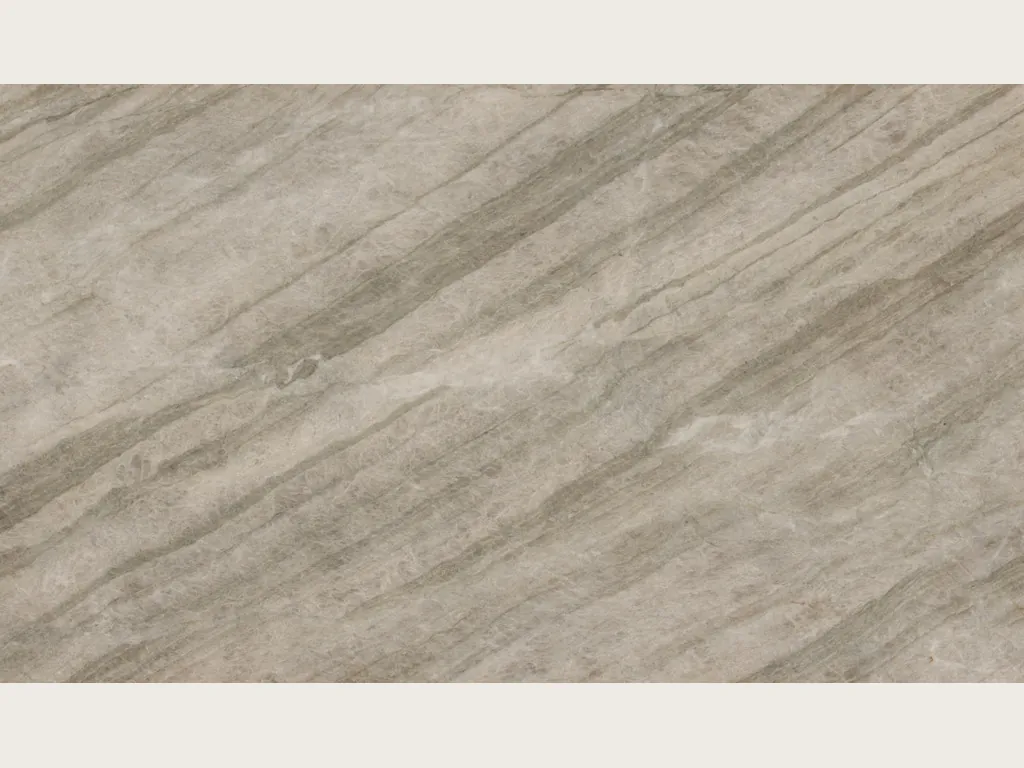 Placa de cuarcita beige Sky Pearl: bandas paralelas gris oscuro en diagonal sobre fondo greige