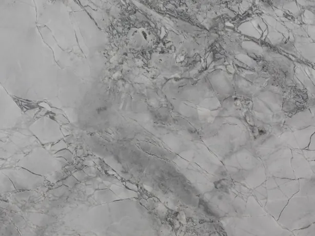 Detalle de la cuarcita gris Super White: la red de vetas gris más oscuro sobre el fondo gris perla