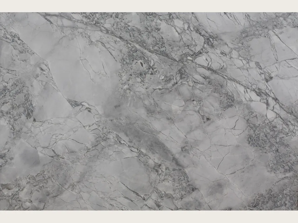 Placa de cuarcita gris Super White: fondo gris perla con una red irregular de vetas gris más oscuro en diagonal