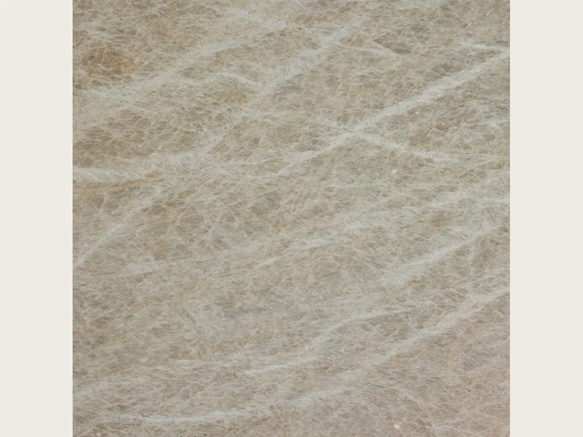 Placa de cuarcita beige Taj Mahal: fondo beige claro con vetas caramelo suaves en diagonal (otra placa)