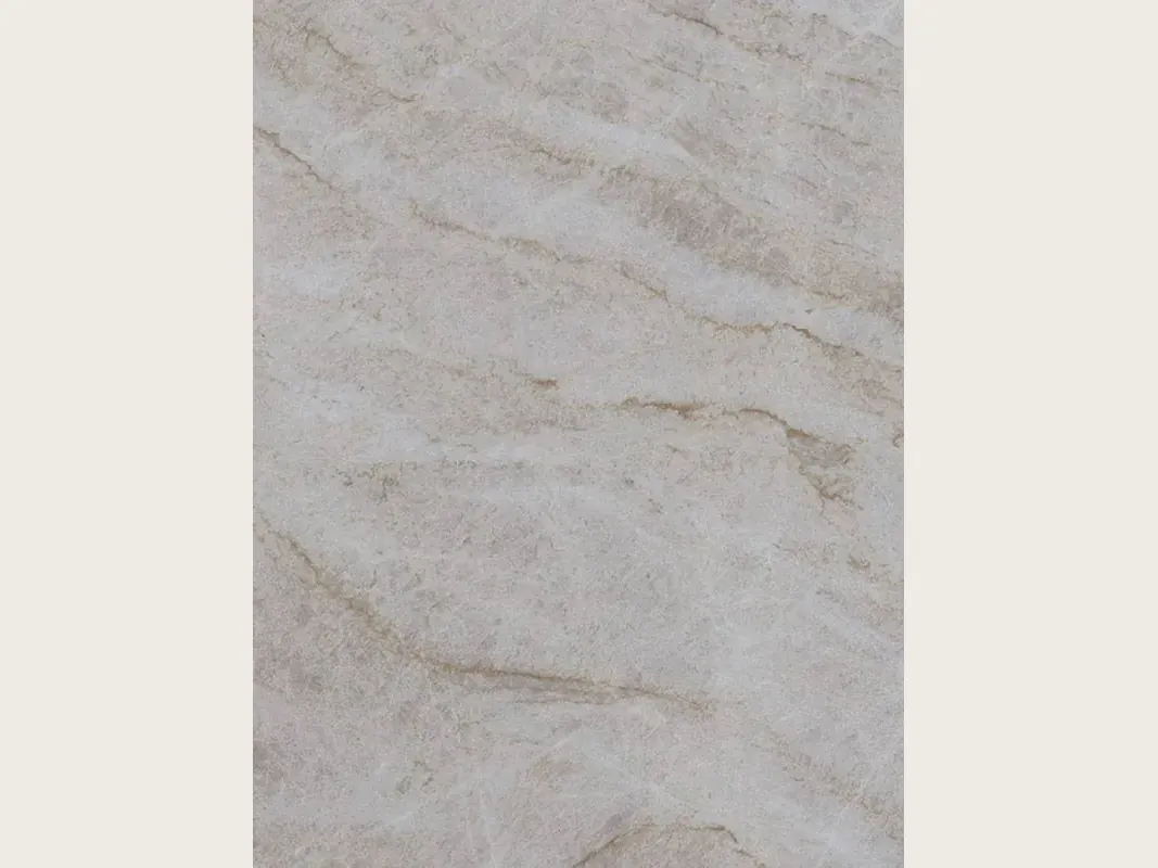Placa de cuarcita beige Taj Mahal: fondo beige claro con vetas caramelo suaves en diagonal