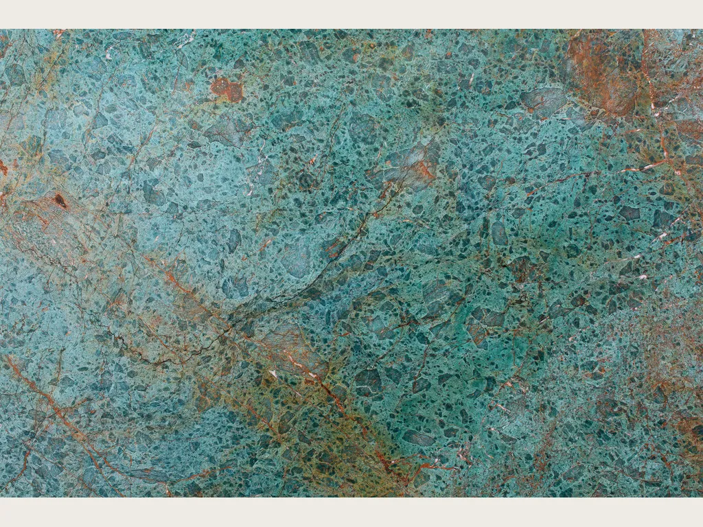 Placa de cuarcita verde Tanzanite: moteado turquesa denso con una banda diagonal rojo óxido