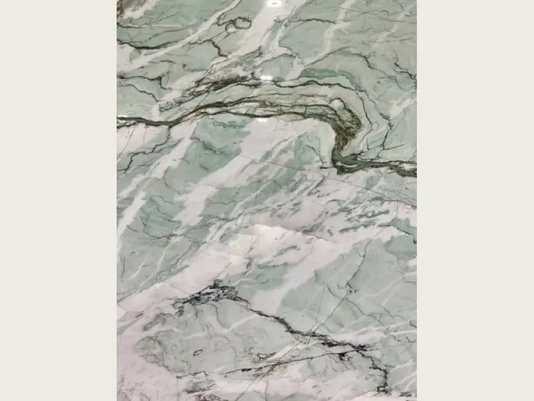 Placa de cuarcita verde Tiffany Wow: fondo verde agua pálido con vetas verde oscuro onduladas y trazos blancos en diagonal