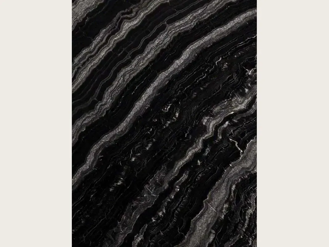 Placa de granito negro Agata Black: negro con bandas onduladas gris plata en diagonal, pulido brillante
