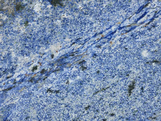 Detalle del grano azul intenso del Azul Bahia con el brillo del pulido