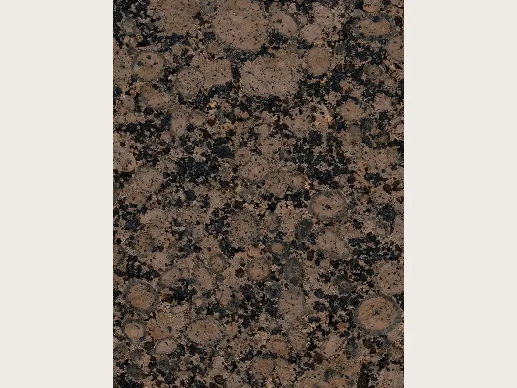 Placa de granito café Baltic Brown: granos ovalados marrones con anillo entre puntos negros, pulida