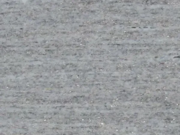 Placa de Granito Beola Bianca: fondo gris claro con rayado horizontal fino y pequeños brillos