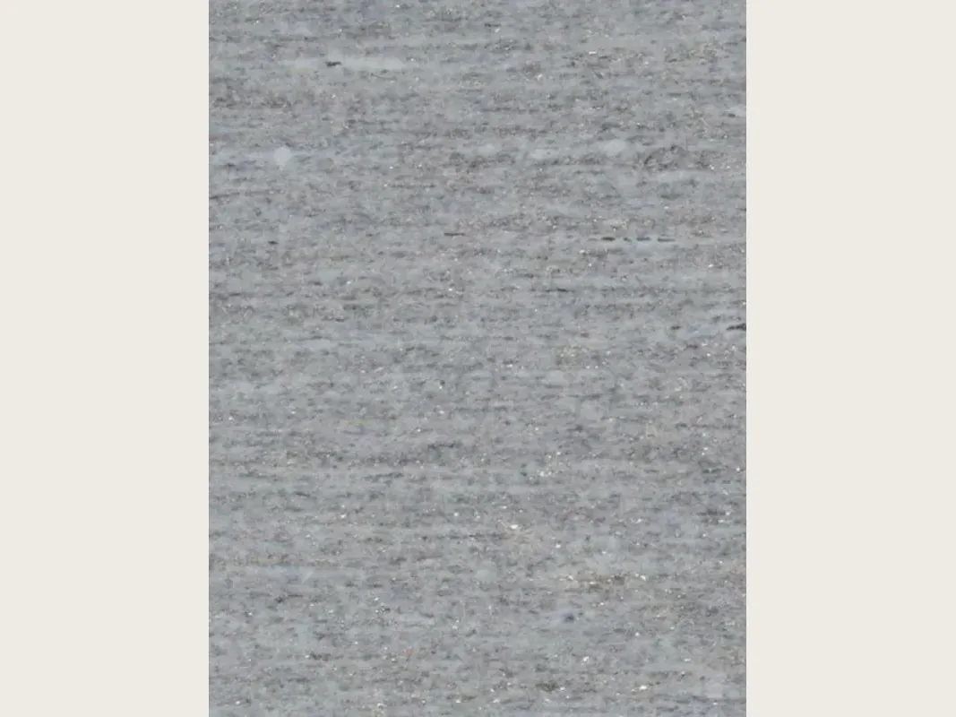 Placa de granito gris Beola Bianca: fondo gris claro con rayado horizontal fino y pequeños brillos