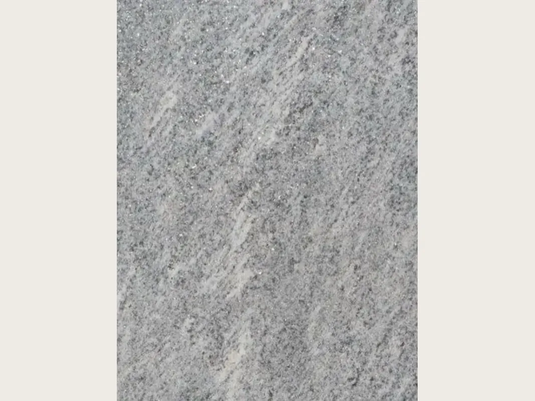 Placa de granito gris Beola Grigia: gris claro de grano fino con estrías suaves en diagonal, mate