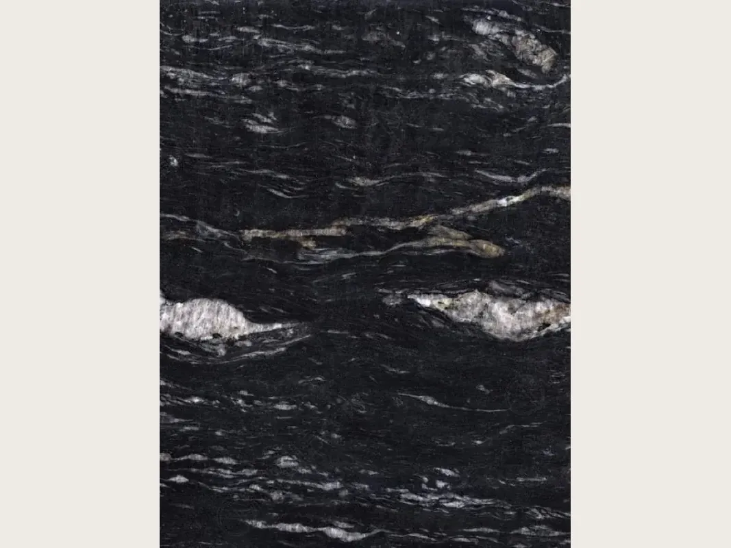 Placa de granito negro Cosmic Black: negro con trazos blancos y grises ondulados y manchas blancas, pulida
