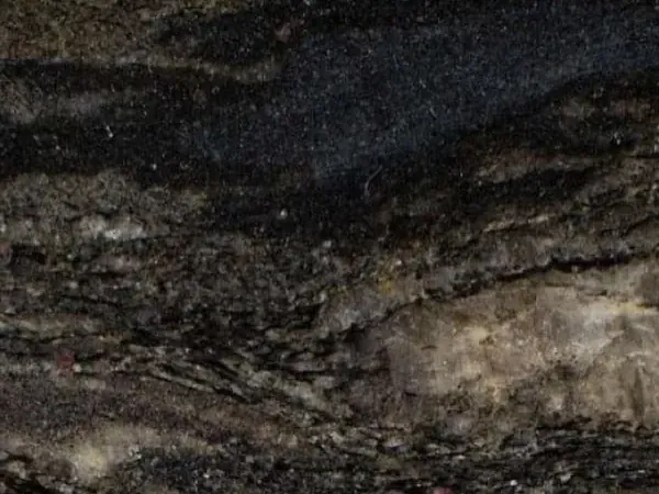 Placa de Granito Cosmic Gold: fondo negro marrón con ondas doradas y bronce y manchas gris claro, pulida