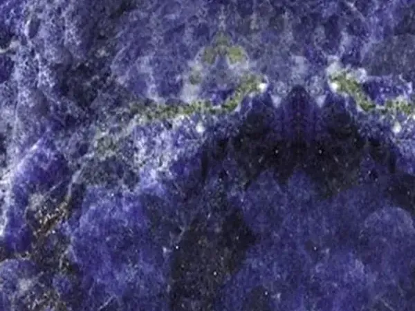 Placa de Granito Jeriba Blue: azul violeta intenso con nubes blancas y una línea horizontal verde dorado