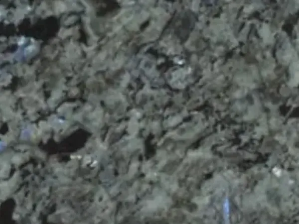 Placa de Granito Labradorita: cristales grandes gris verdosos con destellos azules iridiscentes