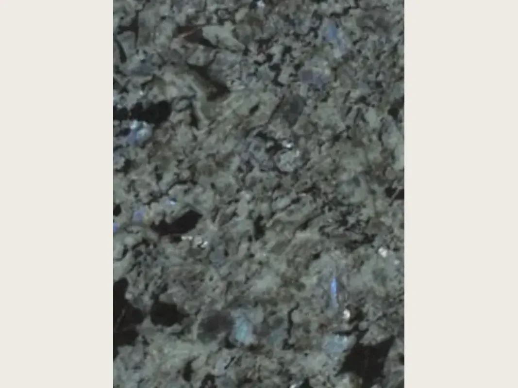 Placa de granito gris Labradorita: cristales grandes gris verdosos con destellos azules iridiscentes