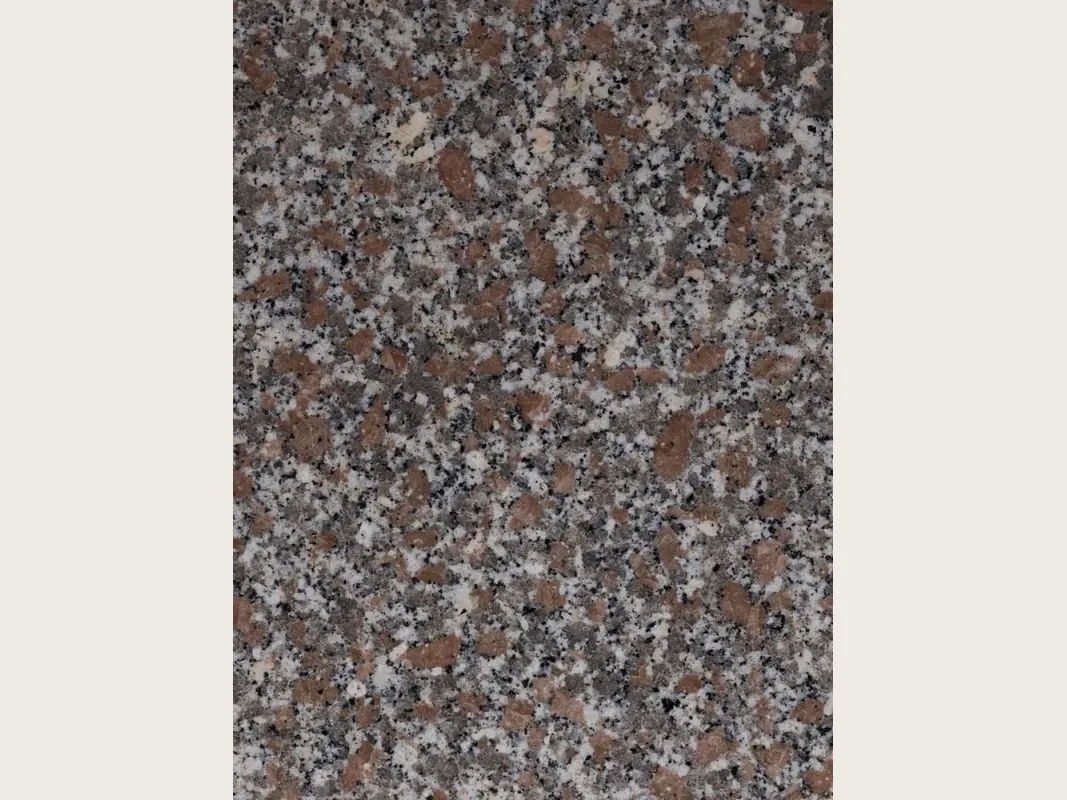Placa de granito rosa Limbara: grano rosado marrón con cristales blancos y negros
