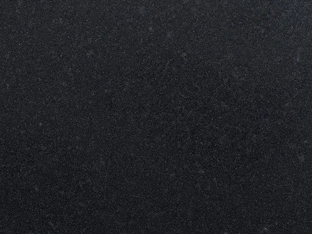Detalle del Nero Assoluto: negro liso, sin vetas, con el brillo del pulido