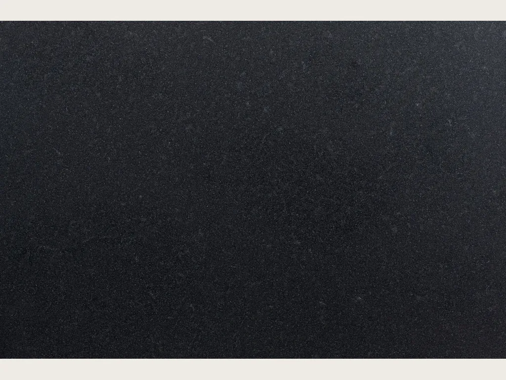 Placa de granito negro Nero Assoluto: negro profundo uniforme, sin vetas, pulido con brillo de espejo