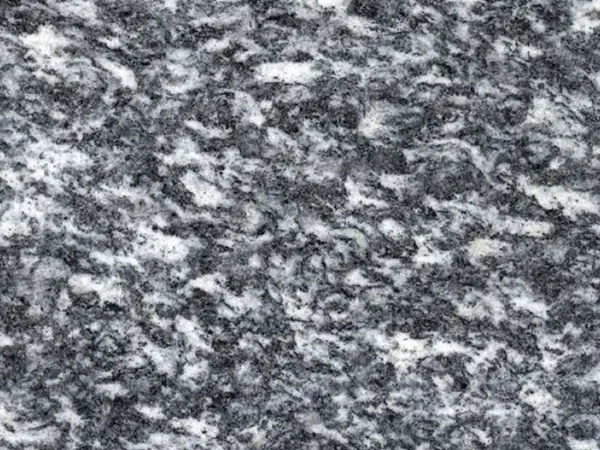 Placa de Granito Serizzo: fondo gris oscuro con trazos blancos alargados horizontales y pulido brillante