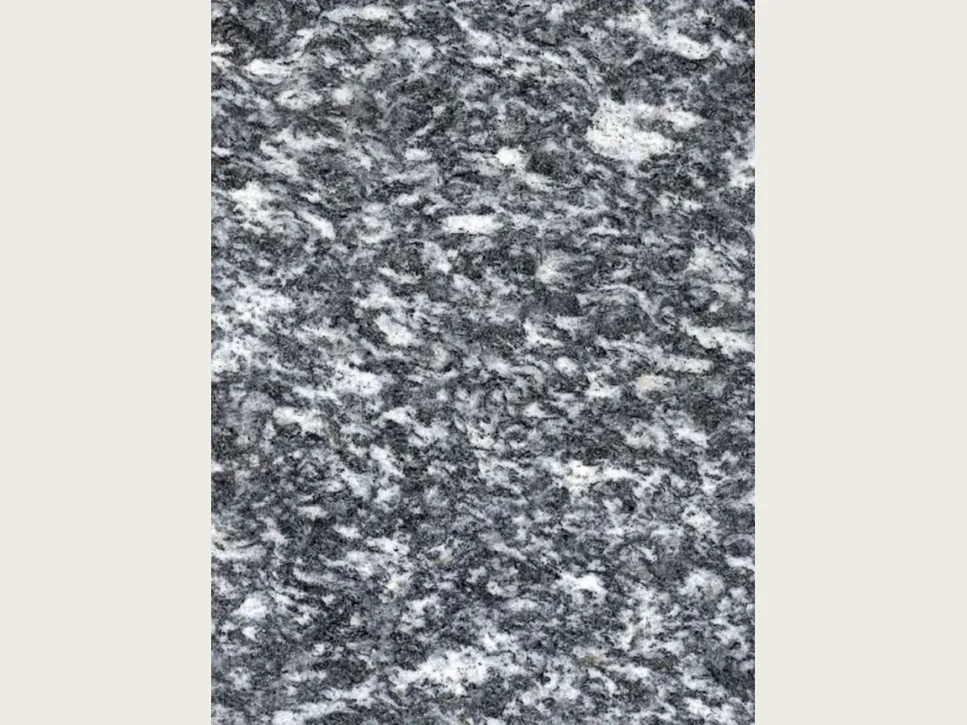 Placa de granito gris Serizzo: fondo gris oscuro con trazos blancos alargados horizontales y pulido brillante