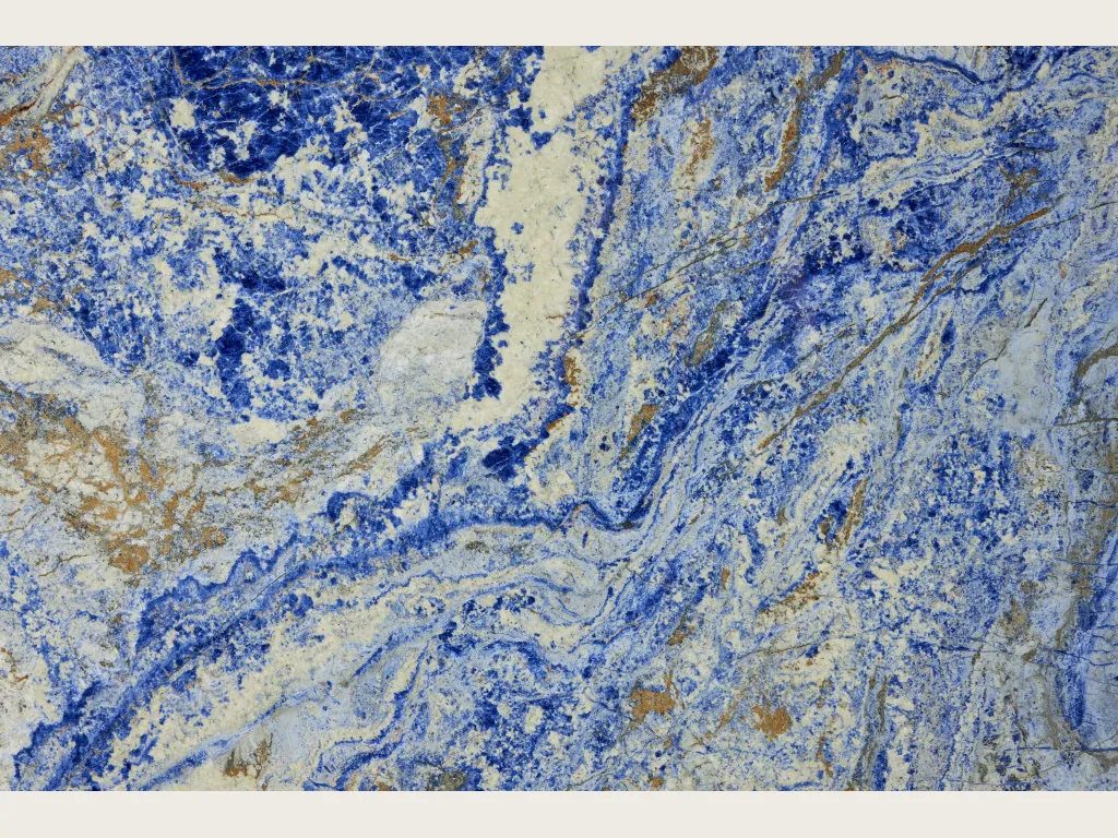 Placa de Granito Sodalita Azul: azul intenso con zonas beige amarillentas irregulares y líneas blancas finas (otra placa)